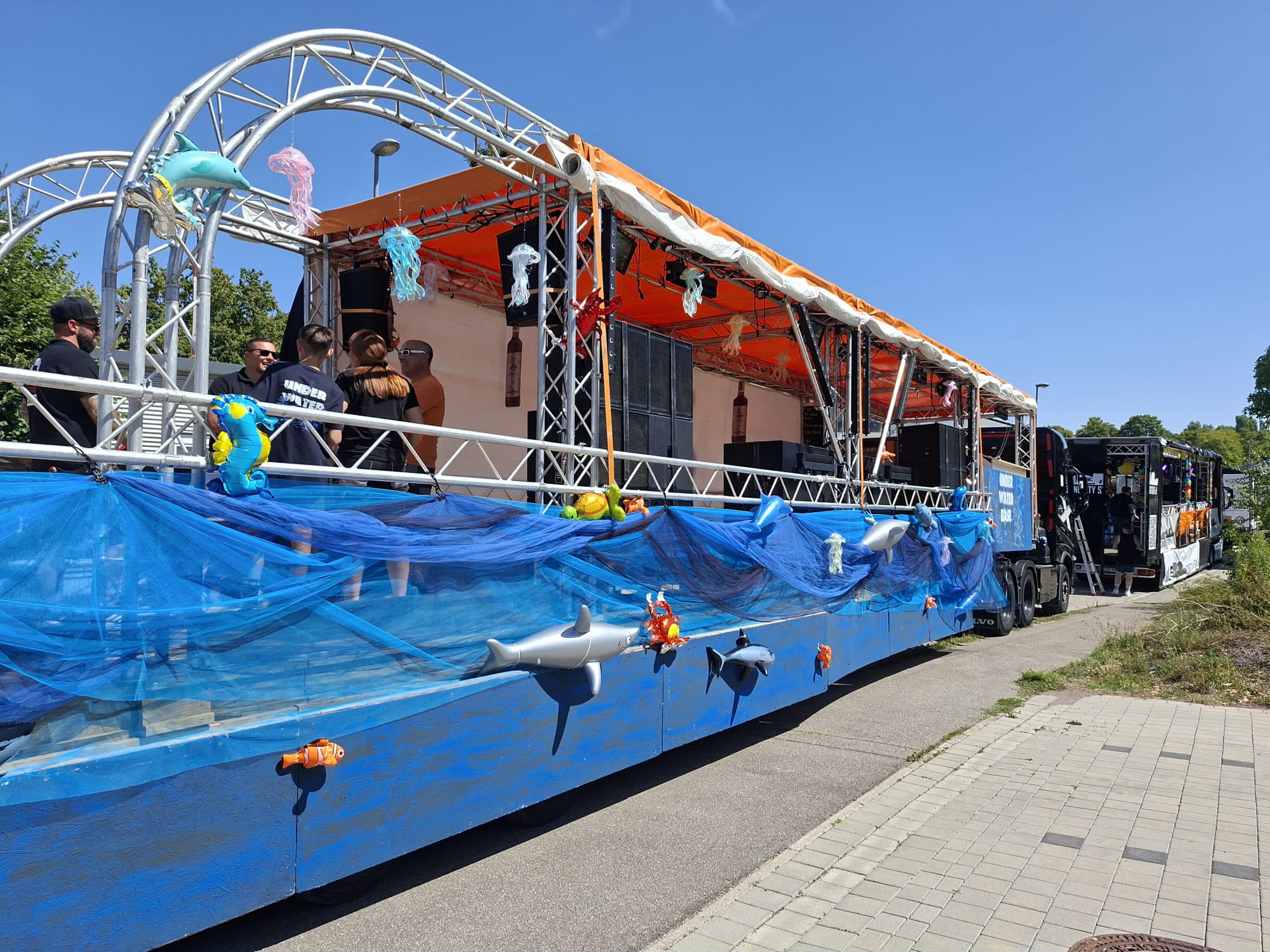 Truck #5 „Under Water Base“ mit Delfin-Deko bei der Beatparade 2026